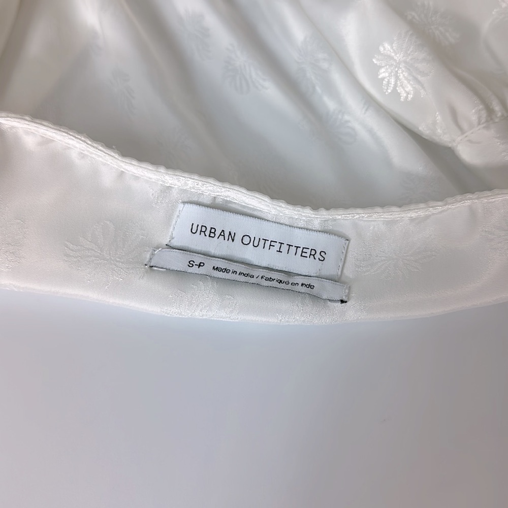 Urban Outfitters Webster Jacquard Flutter‎ Sleeve Top White Small - Picture 6 of 7